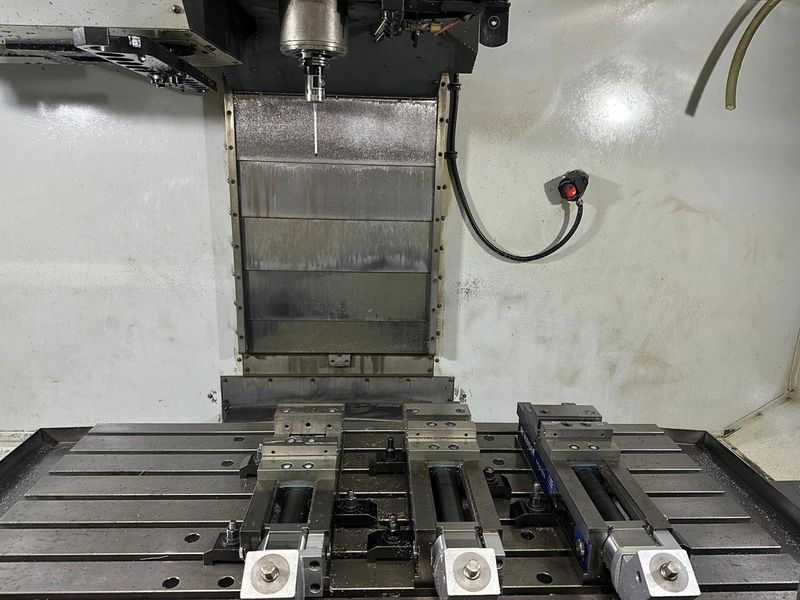 Вертикально-фрезерний центр Haas VF-5/40 (2010) Б/В з Європи BVK011225-02 фото
